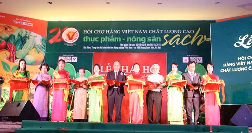 Lễ cắt băng khai mạc hội chợ. Ảnh: Vũ Sinh – TTXVN