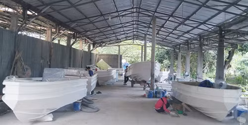 Hoàn thiện vỏ ca nô tại xưởng sản xuất của công ty. Ảnh: Nam Thái - TTXVN