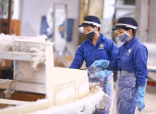 Hiện công ty đã hạ thủy thành công 5 chiếc tàu cao tốc chống chìm có thiết kế từ 15 đến 18 chỗ ngồi, phục vụ cho các công ty du lịch để thay thế tàu cánh ngầm.Ảnh: Nam Thái - TTXVN