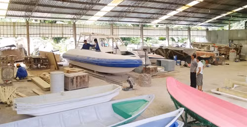 Khách đến tham quan tại xưởng sản xuất của công ty để đặt hàng mua tàu. Ảnh: Nam Thái - TTXVN