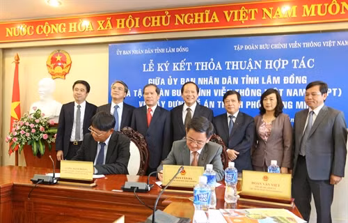 Đại diện lãnh đạo tỉnh Lâm Đồng và VNPT ký kết thoả thuận hợp tác.