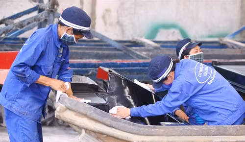 Sản xuất tàu cao tốc chống chìm tại Công ty TNHH Sản xuất Thương mại Tân Á Đông. Ảnh: Nam Thái - TTXVN