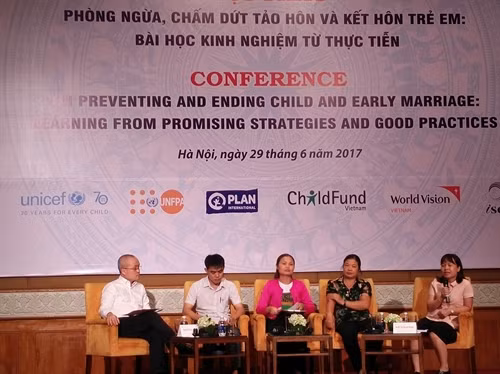 Các diễn giả trực tiếp tại địa phương tham gia giảm thiểu nạn tảo hôn thảo luận tại Hội thảo