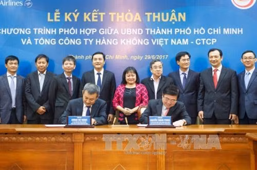 Theo chương trình hợp tác vừa được ký kết, UBND Thành phố Hồ Chí Minh và Vietnam Airlines hợp tác quảng bá trong các hoạt động xúc tiến đầu tư, thương mại, du lịch, hàng không, giáo dục đào tạo thông qua việc truyền thông trên các kênh phương tiện của hai bên; tổ chức các sự kiện du lịch quốc tế tại các thị trường trọng điểm và tiềm năng của du lịch Thành phố Hồ Chí Minh. Ảnh: Anh Tuấn - TTXVN