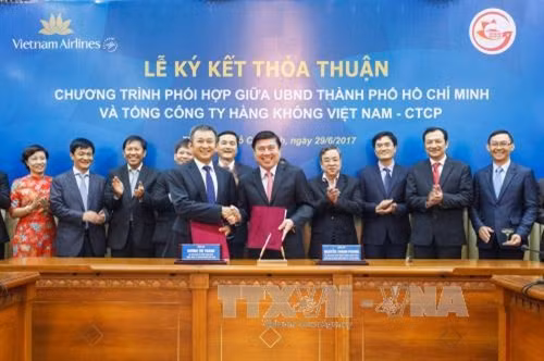 Lãnh đạo Thành phố Hồ Chí Minh và Vietnam Airlines ký kết hợp tác. Ảnh: Anh Tuấn - TTXVN