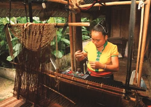 Việc mở các gian hàng trưng bày và giới thiệu đặc sản vùng miền sẽ góp phần đưa các sản phẩm của đồng bào trong huyện đến với người tiêu dùng nhanh chóng hơn Nghề dệt thổ cẩm được đồng bào Thái gìn giữ và phát triển