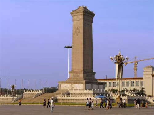 Thiên An Môn là quảng trường lớn nằm ở trung tâm Thủ đô Bắc Kinh, Trung Quốc. Tên của nơi này có nghĩa là “cánh cổng thiên đường bình an”, được đặt theo tên cổng phía bắc của Tử Cấm Thành, được xây dựng năm 1417 dưới thời nhà Minh. Ảnh: Bayubuanatravel. Đây là nơi tập trung nhiều công trình kiến trúc có ý nghĩa lịch sử, văn hóa như tháp Thiên An Môn, đài tưởng niệm anh hùng nhân dân, hội trường Nhân dân, lăng Mao Trạch Đông. Ảnh: Sonnyphotos. Phía bắc của quảng trường là tháp Thiên An Môn, dài 66 m, rộng 37 m và cao 32 m. Ban đầu, tháp là công trình bằng gỗ cao 3 tầng, là nơi tổ chức lễ đăng cơ của hoàng đế. Ảnh: Kasperskycontenthub. Sau nhiều lần bị phá hủy vì chiến tranh, hỏa hoạn, tháp được xây dựng lại vào năm 1970 và giữ nguyên kiến trúc đến nay. Ảnh: Grahamdigital. 5 cây cầu bằng đá cẩm thạch trắng là lối đi vào 5 cổng vòm ở tháp Thiên An Môn. Cây cầu lớn nhất nằm ở giữa dành cho nhà vua, 4 cầu còn lại đi vào 4 cổng nhỏ hơn dành cho các quan đại thần. Cho đến năm 1911, khi triều đại phong kiến cuối cùng kết thúc, chỉ hoàng gia và các quan đại thần mới được phép vào trong tháp. Ảnh: wallpaperweb. Ở phía trước tháp đặt hai cột đá, mỗi cột cao 10m, nặng 10 tấn, chạm khắc hình rồng và nhiều tượng đá sư tử. Sư tử được đặt trước cổng tháp với ý nghĩa trừ tà ma. Ảnh: Sonnyphotos. Đài tưởng niệm anh hùng nhân dân cao 37,94 m, nằm ở trung tâm của quảng trường Thiên An Môn, được xây dựng bằng đá granit vào năm 1952, khắc tên những anh hùng có công trong lịch sử Trung Quốc. Ảnh: Panoramio. Phía tây quảng trường là hội trường Nhân dân, được xây dựng năm 1959, là địa điểm tổ chức các cuộc họp Quốc hội Trung Quốc và các hoạt động chính trị, ngoại giao khác. Ảnh: Panoramio. Là một địa điểm công cộng thu hút đông người, khắp nơi trong Quảng trường Thiên An Môn đều gắn máy quay an ninh và có cảnh sát đứng gác. Ảnh: Sonnyphotos. Lăng Chủ tịch Mao Trạch Đông nằm ở phía nam quảng trường. Theo quy định, khi vào thăm lăng, du khách cần cởi bỏ mũ, túi xách, để điện thoại di động, các thiết bị ghi âm chụp hình bên ngoài. Ảnh: Thebeijinger. Một địa điểm hấp dẫn du khách khác ở quảng trường Thiên An Môn là bảo tàng Quốc gia Trung Quốc. Bảo tàng được khánh thành năm 2003, là sự kết hợp của bảo tàng Lịch sử và bảo tàng Cách mạng Trung Quốc. Bên trong trưng bày hàng nghìn vật thể, hình ảnh, sách và mô hình thể hiện cho sự phát triển lịch sử của quốc gia này. Ảnh: Sonnyphotos. Với tổng diện tích lên đến 440.000 m2, quảng trường Thiên An Môn được đánh giá là một trong những quảng trường lớn nhất thế giới. Sự hấp dẫn của nó không đến từ quy mô hay kiến trúc mà đến từ bề dày lịch sử 600 năm cùng các công trình có ý nghĩa văn hóa lịch sử xung quanh. Ảnh: Staticflickr. Quảng trường là nơi diễn ra nhiều dấu mốc lịch sử quan trọng của Trung Quốc. Ngày nay, đây cũng là nơi tổ chức nhiều sự kiện văn hóa chính trị lớn. Mỗi ngày, quảng trường đón nhận hàng nghìn lượt du khách đến thăm và tìm hiểu lịch sử. Ảnh: KMBU. Cùng với Tử Cấm Thành, quảng trường Thiên An Môn là địa điểm mà bạn không nên bỏ lỡ nếu đến du lịch Trung Quốc. Ảnh: Staticflickr.
