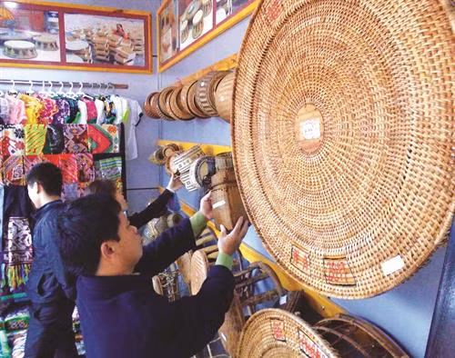 Một số sản phẩm đặc trưng được làm từ mây, tre đan của đồng bào Thái như: giỏ đựng, chiếc ép xôi...