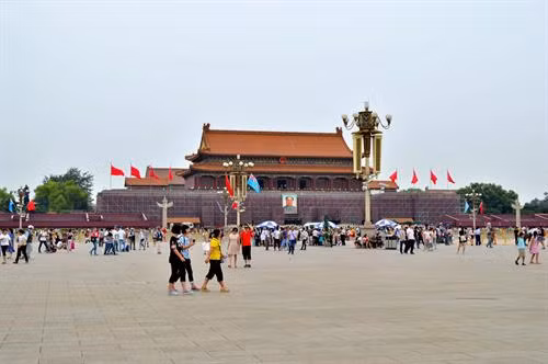 Thiên An Môn là quảng trường lớn nằm ở trung tâm Thủ đô Bắc Kinh, Trung Quốc. Tên của nơi này có nghĩa là “cánh cổng thiên đường bình an”, được đặt theo tên cổng phía bắc của Tử Cấm Thành, được xây dựng năm 1417 dưới thời nhà Minh. Ảnh: Bayubuanatravel. Đây là nơi tập trung nhiều công trình kiến trúc có ý nghĩa lịch sử, văn hóa như tháp Thiên An Môn, đài tưởng niệm anh hùng nhân dân, hội trường Nhân dân, lăng Mao Trạch Đông. Ảnh: Sonnyphotos. Phía bắc của quảng trường là tháp Thiên An Môn, dài 66 m, rộng 37 m và cao 32 m. Ban đầu, tháp là công trình bằng gỗ cao 3 tầng, là nơi tổ chức lễ đăng cơ của hoàng đế. Ảnh: Kasperskycontenthub. Sau nhiều lần bị phá hủy vì chiến tranh, hỏa hoạn, tháp được xây dựng lại vào năm 1970 và giữ nguyên kiến trúc đến nay. Ảnh: Grahamdigital. 5 cây cầu bằng đá cẩm thạch trắng là lối đi vào 5 cổng vòm ở tháp Thiên An Môn. Cây cầu lớn nhất nằm ở giữa dành cho nhà vua, 4 cầu còn lại đi vào 4 cổng nhỏ hơn dành cho các quan đại thần. Cho đến năm 1911, khi triều đại phong kiến cuối cùng kết thúc, chỉ hoàng gia và các quan đại thần mới được phép vào trong tháp. Ảnh: wallpaperweb. Ở phía trước tháp đặt hai cột đá, mỗi cột cao 10m, nặng 10 tấn, chạm khắc hình rồng và nhiều tượng đá sư tử. Sư tử được đặt trước cổng tháp với ý nghĩa trừ tà ma. Ảnh: Sonnyphotos. Đài tưởng niệm anh hùng nhân dân cao 37,94 m, nằm ở trung tâm của quảng trường Thiên An Môn, được xây dựng bằng đá granit vào năm 1952, khắc tên những anh hùng có công trong lịch sử Trung Quốc. Ảnh: Panoramio. Phía tây quảng trường là hội trường Nhân dân, được xây dựng năm 1959, là địa điểm tổ chức các cuộc họp Quốc hội Trung Quốc và các hoạt động chính trị, ngoại giao khác. Ảnh: Panoramio. Là một địa điểm công cộng thu hút đông người, khắp nơi trong Quảng trường Thiên An Môn đều gắn máy quay an ninh và có cảnh sát đứng gác. Ảnh: Sonnyphotos. Lăng Chủ tịch Mao Trạch Đông nằm ở phía nam quảng trường. Theo quy định, khi vào thăm lăng, du khách cần cởi bỏ mũ, túi xách, để điện thoại di động, các thiết bị ghi âm chụp hình bên ngoài. Ảnh: Thebeijinger. Một địa điểm hấp dẫn du khách khác ở quảng trường Thiên An Môn là bảo tàng Quốc gia Trung Quốc. Bảo tàng được khánh thành năm 2003, là sự kết hợp của bảo tàng Lịch sử và bảo tàng Cách mạng Trung Quốc. Bên trong trưng bày hàng nghìn vật thể, hình ảnh, sách và mô hình thể hiện cho sự phát triển lịch sử của quốc gia này. Ảnh: Sonnyphotos. Với tổng diện tích lên đến 440.000 m2, quảng trường Thiên An Môn được đánh giá là một trong những quảng trường lớn nhất thế giới. Sự hấp dẫn của nó không đến từ quy mô hay kiến trúc mà đến từ bề dày lịch sử 600 năm cùng các công trình có ý nghĩa văn hóa lịch sử xung quanh. Ảnh: Staticflickr. Quảng trường là nơi diễn ra nhiều dấu mốc lịch sử quan trọng của Trung Quốc. Ngày nay, đây cũng là nơi tổ chức nhiều sự kiện văn hóa chính trị lớn. Mỗi ngày, quảng trường đón nhận hàng nghìn lượt du khách đến thăm và tìm hiểu lịch sử. Ảnh: KMBU. Cùng với Tử Cấm Thành, quảng trường Thiên An Môn là địa điểm mà bạn không nên bỏ lỡ nếu đến du lịch Trung Quốc. Ảnh: Staticflickr.