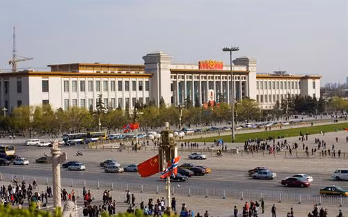 Thiên An Môn là quảng trường lớn nằm ở trung tâm Thủ đô Bắc Kinh, Trung Quốc. Tên của nơi này có nghĩa là “cánh cổng thiên đường bình an”, được đặt theo tên cổng phía bắc của Tử Cấm Thành, được xây dựng năm 1417 dưới thời nhà Minh. Ảnh: Bayubuanatravel. Đây là nơi tập trung nhiều công trình kiến trúc có ý nghĩa lịch sử, văn hóa như tháp Thiên An Môn, đài tưởng niệm anh hùng nhân dân, hội trường Nhân dân, lăng Mao Trạch Đông. Ảnh: Sonnyphotos. Phía bắc của quảng trường là tháp Thiên An Môn, dài 66 m, rộng 37 m và cao 32 m. Ban đầu, tháp là công trình bằng gỗ cao 3 tầng, là nơi tổ chức lễ đăng cơ của hoàng đế. Ảnh: Kasperskycontenthub. Sau nhiều lần bị phá hủy vì chiến tranh, hỏa hoạn, tháp được xây dựng lại vào năm 1970 và giữ nguyên kiến trúc đến nay. Ảnh: Grahamdigital. 5 cây cầu bằng đá cẩm thạch trắng là lối đi vào 5 cổng vòm ở tháp Thiên An Môn. Cây cầu lớn nhất nằm ở giữa dành cho nhà vua, 4 cầu còn lại đi vào 4 cổng nhỏ hơn dành cho các quan đại thần. Cho đến năm 1911, khi triều đại phong kiến cuối cùng kết thúc, chỉ hoàng gia và các quan đại thần mới được phép vào trong tháp. Ảnh: wallpaperweb. Ở phía trước tháp đặt hai cột đá, mỗi cột cao 10m, nặng 10 tấn, chạm khắc hình rồng và nhiều tượng đá sư tử. Sư tử được đặt trước cổng tháp với ý nghĩa trừ tà ma. Ảnh: Sonnyphotos. Đài tưởng niệm anh hùng nhân dân cao 37,94 m, nằm ở trung tâm của quảng trường Thiên An Môn, được xây dựng bằng đá granit vào năm 1952, khắc tên những anh hùng có công trong lịch sử Trung Quốc. Ảnh: Panoramio. Phía tây quảng trường là hội trường Nhân dân, được xây dựng năm 1959, là địa điểm tổ chức các cuộc họp Quốc hội Trung Quốc và các hoạt động chính trị, ngoại giao khác. Ảnh: Panoramio. Là một địa điểm công cộng thu hút đông người, khắp nơi trong Quảng trường Thiên An Môn đều gắn máy quay an ninh và có cảnh sát đứng gác. Ảnh: Sonnyphotos. Lăng Chủ tịch Mao Trạch Đông nằm ở phía nam quảng trường. Theo quy định, khi vào thăm lăng, du khách cần cởi bỏ mũ, túi xách, để điện thoại di động, các thiết bị ghi âm chụp hình bên ngoài. Ảnh: Thebeijinger. Một địa điểm hấp dẫn du khách khác ở quảng trường Thiên An Môn là bảo tàng Quốc gia Trung Quốc. Bảo tàng được khánh thành năm 2003, là sự kết hợp của bảo tàng Lịch sử và bảo tàng Cách mạng Trung Quốc. Bên trong trưng bày hàng nghìn vật thể, hình ảnh, sách và mô hình thể hiện cho sự phát triển lịch sử của quốc gia này. Ảnh: Sonnyphotos. Với tổng diện tích lên đến 440.000 m2, quảng trường Thiên An Môn được đánh giá là một trong những quảng trường lớn nhất thế giới. Sự hấp dẫn của nó không đến từ quy mô hay kiến trúc mà đến từ bề dày lịch sử 600 năm cùng các công trình có ý nghĩa văn hóa lịch sử xung quanh. Ảnh: Staticflickr. Quảng trường là nơi diễn ra nhiều dấu mốc lịch sử quan trọng của Trung Quốc. Ngày nay, đây cũng là nơi tổ chức nhiều sự kiện văn hóa chính trị lớn. Mỗi ngày, quảng trường đón nhận hàng nghìn lượt du khách đến thăm và tìm hiểu lịch sử. Ảnh: KMBU. Cùng với Tử Cấm Thành, quảng trường Thiên An Môn là địa điểm mà bạn không nên bỏ lỡ nếu đến du lịch Trung Quốc. Ảnh: Staticflickr.