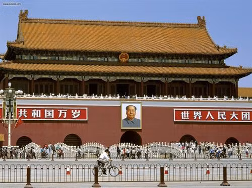 Thiên An Môn là quảng trường lớn nằm ở trung tâm Thủ đô Bắc Kinh, Trung Quốc. Tên của nơi này có nghĩa là “cánh cổng thiên đường bình an”, được đặt theo tên cổng phía bắc của Tử Cấm Thành, được xây dựng năm 1417 dưới thời nhà Minh. Ảnh: Bayubuanatravel. Đây là nơi tập trung nhiều công trình kiến trúc có ý nghĩa lịch sử, văn hóa như tháp Thiên An Môn, đài tưởng niệm anh hùng nhân dân, hội trường Nhân dân, lăng Mao Trạch Đông. Ảnh: Sonnyphotos. Phía bắc của quảng trường là tháp Thiên An Môn, dài 66 m, rộng 37 m và cao 32 m. Ban đầu, tháp là công trình bằng gỗ cao 3 tầng, là nơi tổ chức lễ đăng cơ của hoàng đế. Ảnh: Kasperskycontenthub. Sau nhiều lần bị phá hủy vì chiến tranh, hỏa hoạn, tháp được xây dựng lại vào năm 1970 và giữ nguyên kiến trúc đến nay. Ảnh: Grahamdigital. 5 cây cầu bằng đá cẩm thạch trắng là lối đi vào 5 cổng vòm ở tháp Thiên An Môn. Cây cầu lớn nhất nằm ở giữa dành cho nhà vua, 4 cầu còn lại đi vào 4 cổng nhỏ hơn dành cho các quan đại thần. Cho đến năm 1911, khi triều đại phong kiến cuối cùng kết thúc, chỉ hoàng gia và các quan đại thần mới được phép vào trong tháp. Ảnh: wallpaperweb. Ở phía trước tháp đặt hai cột đá, mỗi cột cao 10m, nặng 10 tấn, chạm khắc hình rồng và nhiều tượng đá sư tử. Sư tử được đặt trước cổng tháp với ý nghĩa trừ tà ma. Ảnh: Sonnyphotos. Đài tưởng niệm anh hùng nhân dân cao 37,94 m, nằm ở trung tâm của quảng trường Thiên An Môn, được xây dựng bằng đá granit vào năm 1952, khắc tên những anh hùng có công trong lịch sử Trung Quốc. Ảnh: Panoramio. Phía tây quảng trường là hội trường Nhân dân, được xây dựng năm 1959, là địa điểm tổ chức các cuộc họp Quốc hội Trung Quốc và các hoạt động chính trị, ngoại giao khác. Ảnh: Panoramio. Là một địa điểm công cộng thu hút đông người, khắp nơi trong Quảng trường Thiên An Môn đều gắn máy quay an ninh và có cảnh sát đứng gác. Ảnh: Sonnyphotos. Lăng Chủ tịch Mao Trạch Đông nằm ở phía nam quảng trường. Theo quy định, khi vào thăm lăng, du khách cần cởi bỏ mũ, túi xách, để điện thoại di động, các thiết bị ghi âm chụp hình bên ngoài. Ảnh: Thebeijinger. Một địa điểm hấp dẫn du khách khác ở quảng trường Thiên An Môn là bảo tàng Quốc gia Trung Quốc. Bảo tàng được khánh thành năm 2003, là sự kết hợp của bảo tàng Lịch sử và bảo tàng Cách mạng Trung Quốc. Bên trong trưng bày hàng nghìn vật thể, hình ảnh, sách và mô hình thể hiện cho sự phát triển lịch sử của quốc gia này. Ảnh: Sonnyphotos. Với tổng diện tích lên đến 440.000 m2, quảng trường Thiên An Môn được đánh giá là một trong những quảng trường lớn nhất thế giới. Sự hấp dẫn của nó không đến từ quy mô hay kiến trúc mà đến từ bề dày lịch sử 600 năm cùng các công trình có ý nghĩa văn hóa lịch sử xung quanh. Ảnh: Staticflickr. Quảng trường là nơi diễn ra nhiều dấu mốc lịch sử quan trọng của Trung Quốc. Ngày nay, đây cũng là nơi tổ chức nhiều sự kiện văn hóa chính trị lớn. Mỗi ngày, quảng trường đón nhận hàng nghìn lượt du khách đến thăm và tìm hiểu lịch sử. Ảnh: KMBU. Cùng với Tử Cấm Thành, quảng trường Thiên An Môn là địa điểm mà bạn không nên bỏ lỡ nếu đến du lịch Trung Quốc. Ảnh: Staticflickr.