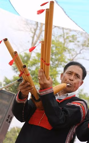 Biểu diễn khèn Đinh Năm trong ngày hội Các nghệ nhân thi đan gùi Trình diễn nghề dệt thổ cẩm Ngày hội là dịp để lưu giữnhững nét văn hóa truyền thống của dân tộc Ê-đê