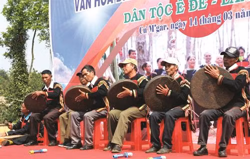Các nghệ nhân thi diễn tấu cồng chiêng