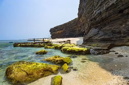 Hang Câu trên đảo Lý Sơn, một trong nhiều di sản địa chất độc đáo được tạo ra từ hoạt động phun trào dung nham của núi lửa. Ảnh: Minh Đức - TTXVN