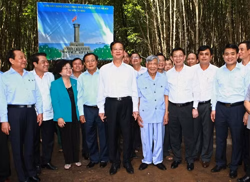 Thủ tướng Nguyễn Tấn Dũng và các đại biểu chụp ảnh lưu niệm tại vị trí xây dựng công trình. Ảnh: Doãn Tấn – TTXVN