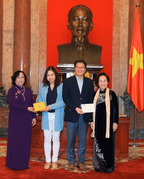 Phó Chủ tịch nước Nguyễn Thị Doan tặng quà lưu niệm cho các đại biểu. Ảnh: Thống Nhất - TTXVN