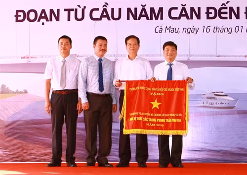 Thủ tướng Nguyễn Tấn Dũng tặng Cờ thi đua cho Ban quản lý Dự án đường Hồ Chí Minh, Bộ Giao thông vận tải. Ảnh: Doãn Tấn – TTXVN