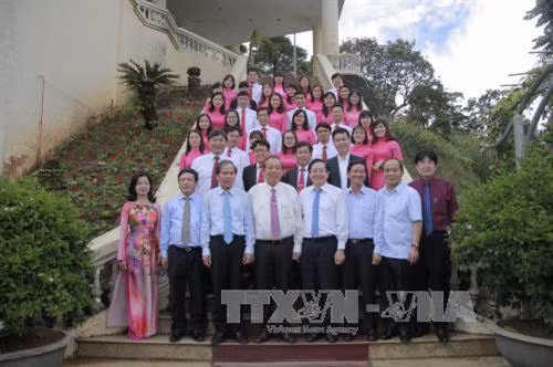 Phó Thủ tướng Trương Hòa Bình, lãnh đạo tỉnh Lâm Đồng và cán bộ, nhân viên Cục Văn thư và Lưu trữ Nhà nước chụp ảnh chung. Ảnh: Đặng Tuấn - TTXVN