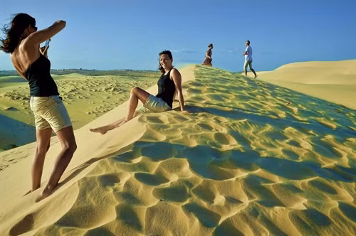 Du khách nước ngoài say mê ghi lại những khoảnh khắc trên đồi cát Bàu Trắng
