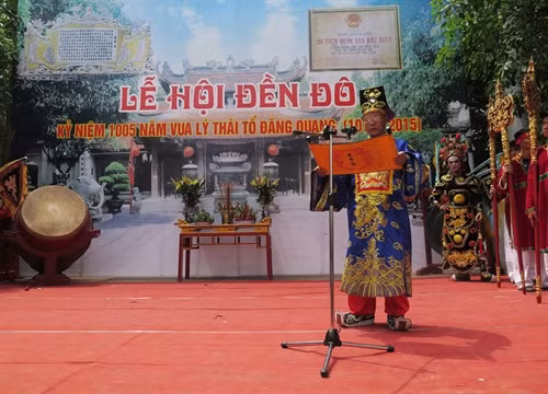 Tái hiện cảnh đọc Chiếu rời đô của Đức vua Lý Thái Tổ - Lý Công Uẩn tại lễ hội.