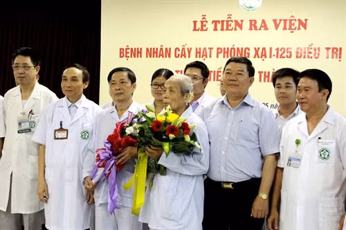 Ngày 14/5/2015, Bệnh viện Bạch Mai tổ chức lễ tiễn ra viện hai bệnh nhân được ứng dụng thành công kỹ thuật cấy hạt phóng xạ điều trị ung thư tuyến tiền liệt đầu tiên tại Việt Nam. Ảnh: Dương Ngọc- TTXVN