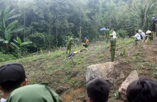 Công an khám nghiệm hiện trường nơi xảy ra vụ thảm sát kinh hoàng. Ảnh: Thế Duyệt- TTXVN