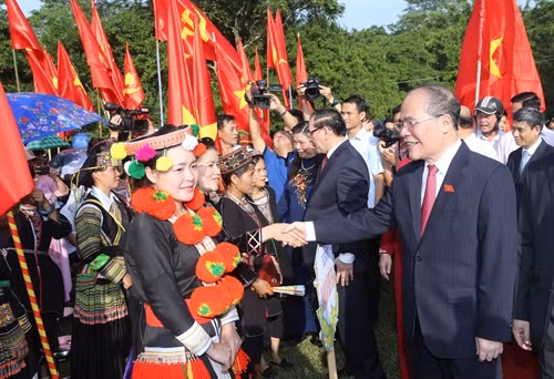 Chủ tịch Quốc hội Nguyễn Sinh Hùng với đồng bào các dân tộc tỉnh Tuyên Quang tại lễ kỷ niệm. Ảnh: Nhan Sáng-TTXVN