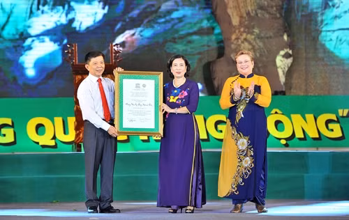 Thứ trưởng Bộ Văn hóa, Thể thao & Du lịch Đặng Thị Bích Liên trao bằng cho ông Nguyễn Hữu Hoài - Chủ tịch UBND tỉnh Quảng Bình.Ảnh: Minh Đức – TTXVN