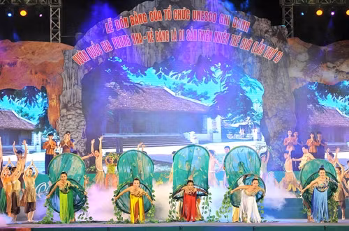Các nghệ sĩ biểu diễn hoạt cảnh "Địa linh" khai hội Lễ hội hang động Quảng Bình năm 2015.Ảnh: Minh Đức - TTXVN
