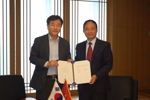 Chủ tịch kiêm Tổng Giám đốc Hãng thông tấn Yonhap, ông Park No-hwang và Phó Tổng giám đốc TTXVN Lê Duy Truyền ký Bản ghi nhớ hợp tác