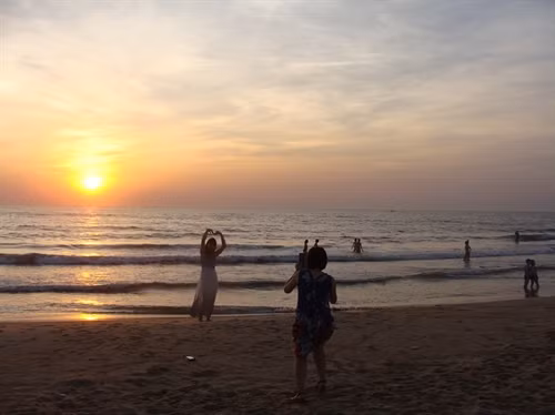 Bình minh trên biển Nhật Lệ.