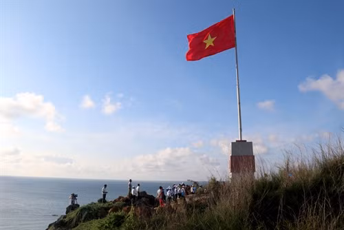 Cột cờ Tổ quốc tại đảo Phú Quý