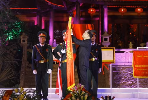 Phó Thủ tướng Vũ Văn Ninh trao Huân chương Độc lập hạng Ba cho cán bộ và nhân dân Thị xã Phổ Yên. Ảnh: Thu Hằng - TTXVN.