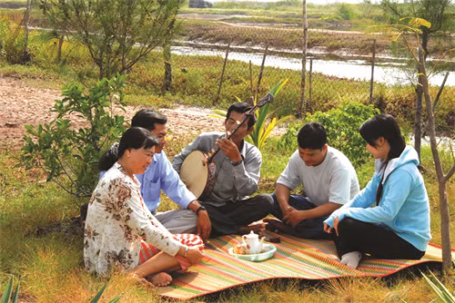 Nếu xuôi về Phương Nam bạn dễ dàng nhận thấy sự có mặt của Đờn ca tài tử trong các buổi liên hoan, họp mặt.