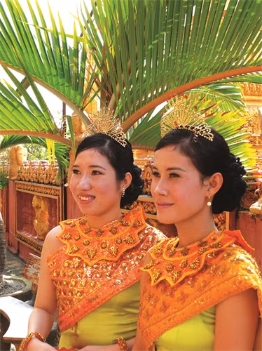 Trang phục truyền thống tôn thêm vẻ đẹp của phụ nữ Khmer