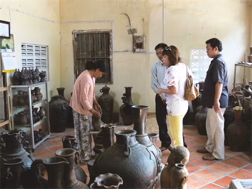 Làng gốm Bàu Trúc luôn thu hút khách tới tham quan