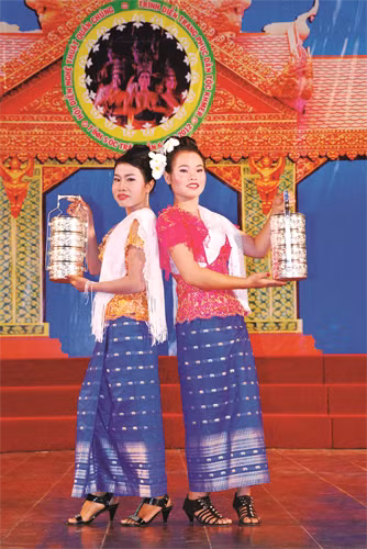 Phụ nữ Khmer duyên dáng trong trang phục truyền thống