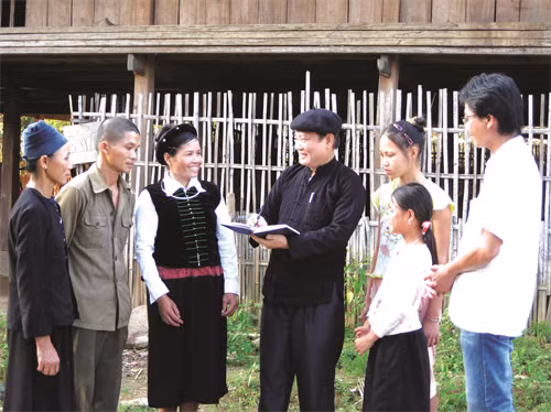 Ông Mai Ngọc Hướng thường lặn lội tới khắp các bản làng để tìm hiểu, sưu tầm tư liệu về nét đẹp văn hóa của dân tộc Tày