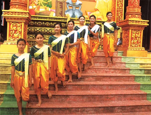 Phụ nữ Khmer với trang phục lễ hội