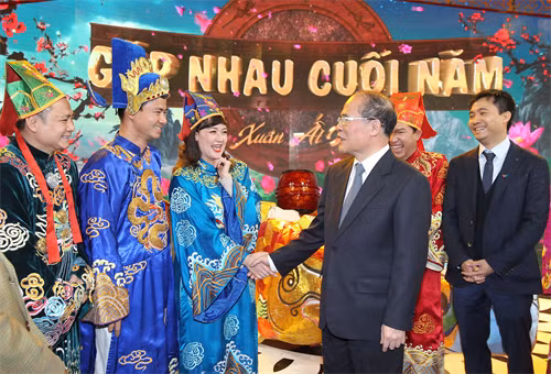 Chủ tịch Quốc hội Nguyễn Sinh Hùng gặp gỡ các diễn viên đóng vai Táo quân trong Chương trình "Gặp nhau cuối năm" tại trường quay S11. Ảnh: Nhan Sáng – TTXVN