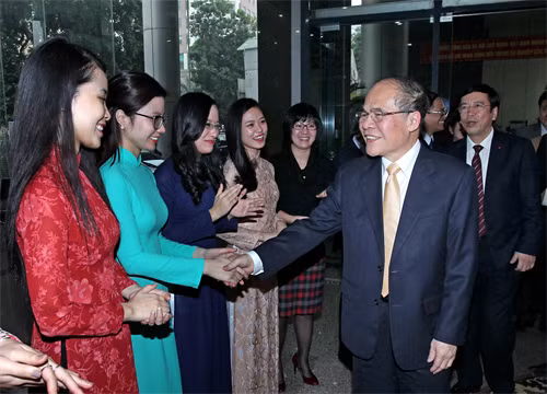 Chủ tịch Quốc hội Nguyễn Sinh Hùng thăm, chúc Tết cán bộ, nhân viên Đài Tiếng nói Việt Nam. Ảnh: Nhan Sáng-TTXVN