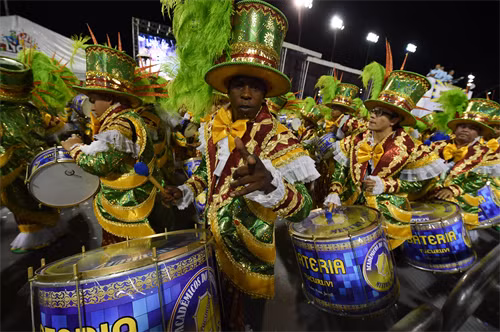 Các vũ công Samba thuộc trường Academicos do Tucuruvi biểu diễn trong đêm đầu tiên của lễ hội tại Sao Paulo ngày 13/2. AFP-TTXVN