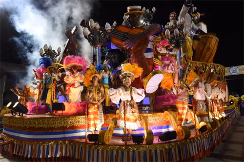 Các vũ công Samba thuộc trường Academicos do Tucuruvi biểu diễn trong đêm đầu tiên của lễ hội tại Sao Paulo ngày 13/2. AFP-TTXVN