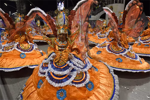 Các vũ công Samba thuộc trường Imperio da Casa Verde biểu diễn trong lễ hội hóa trang ở Rio de Janeiro . THX-TTXVN