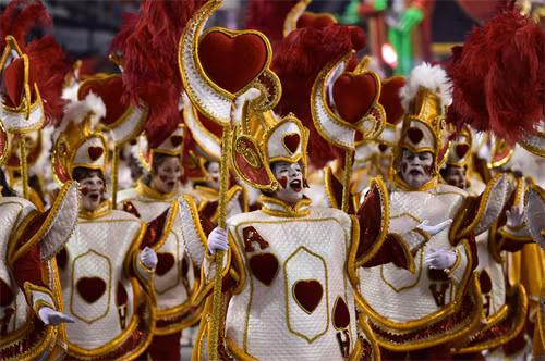 Các vũ công Samba thuộc trường Rosas de Ouro biểu diễn trong đêm đầu tiên của lễ hội tại Sao Paulo ngày 13/2. AFP-TTXVN