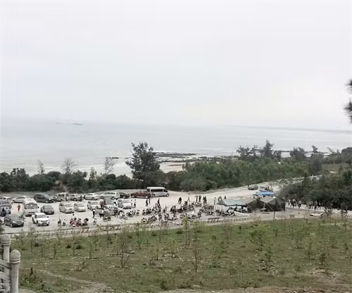 Bãi đõ xe đươc bố trí gọn gàng, bảo đảm mỹ quan và trật tự giao thông ở khu vưc Vũng Chùa- đảo Yến