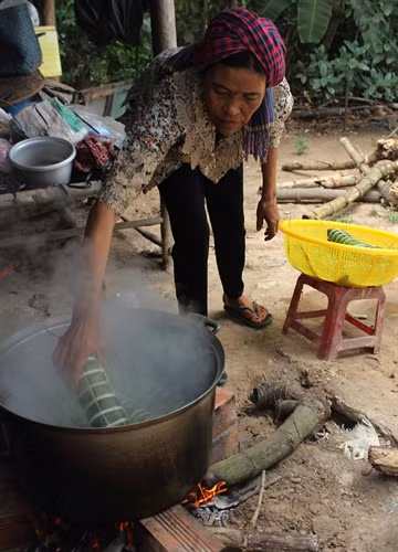 Bánh tét thường được luộc bằng củi để chủ động điều chính độ nóng phù hợp với từng thời gian luộc bánh. Ảnh: Chanh Đa- TTXVN