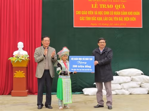 Ông Phạm Vũ Luận, Bộ trưởng Bộ Giáo dục và Đào tạo đến thăm và tặng quà cho giáo viên và học sinh trường Phổ thông trung học cơ sở Dân tộc bán trú xã Cổ Linh, huyện Pác Nặm (Bắc Kạn). ảnh: TTXVN
