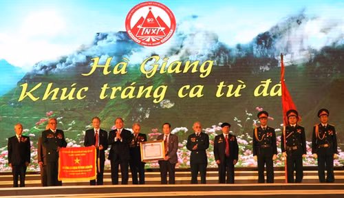 Tối 20/3/2015, tại Quảng trường lịch sử 26/3, Ban Chỉ đạo Tây Bắc và tỉnh Hà Giang tổ chức lễ kỷ niệm 50 năm Ngày hoàn thành “Con đường Hạnh Phúc”. Phó Thủ tướng Chính phủ Nguyễn Xuân Phúc, thay mặt lãnh đạo Đảng và Nhà nước trao tặng Bằng ghi nhận danh hiệu Anh hùng lực lượng vũ trang nhân dân và Cờ lưu niệm của Chủ tịch nước cho lực lượng thanh niên xung phong 8 tỉnh tham gia mở đường Hạnh Phúc.