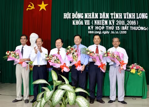 Ông Nguyễn Văn Quang (thứ 3 từ trái sang) được bầu giữ chức vụ Chủ tịch UBND tỉnh Vĩnh Long nhiệm kỳ 2011 - 2016. Ảnh: Phạm Minh Tuấn-TTXVN.